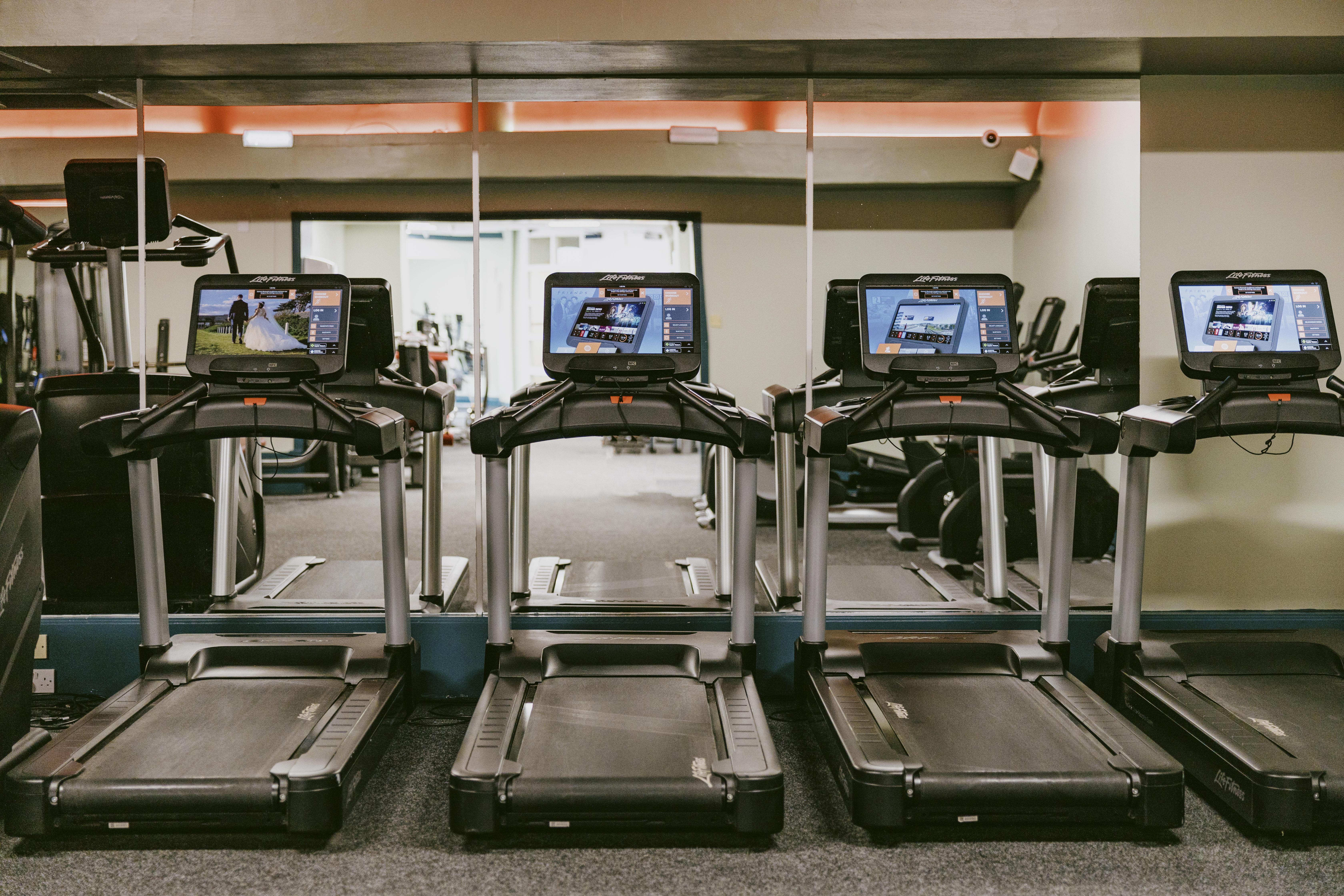 מלון Marine טרון מראה חיצוני תמונה Treadmills in a gym